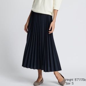 UNIQLO navy blue pleated midi skirt